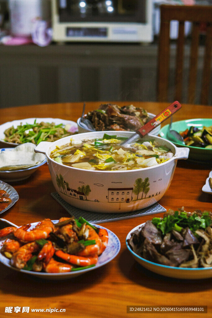 丰盛家宴美食摆满桌
