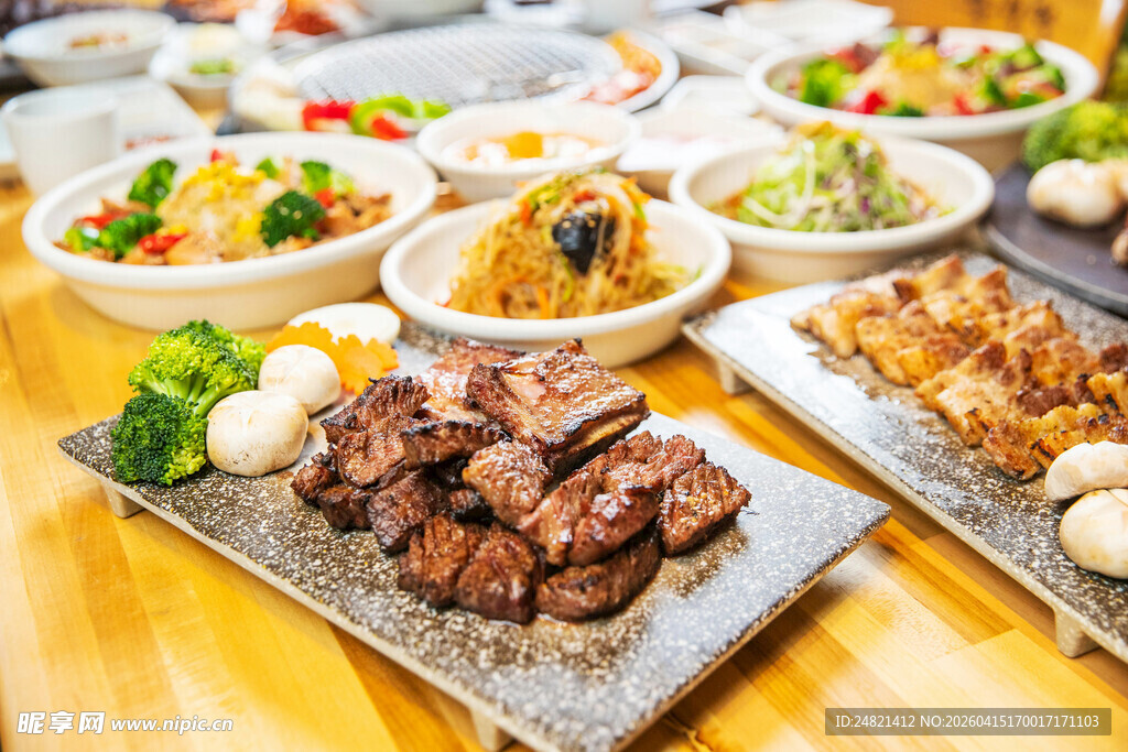 多样美食摆放在木桌上