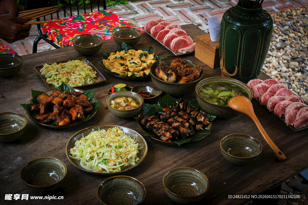 丰盛农家美食摆满桌