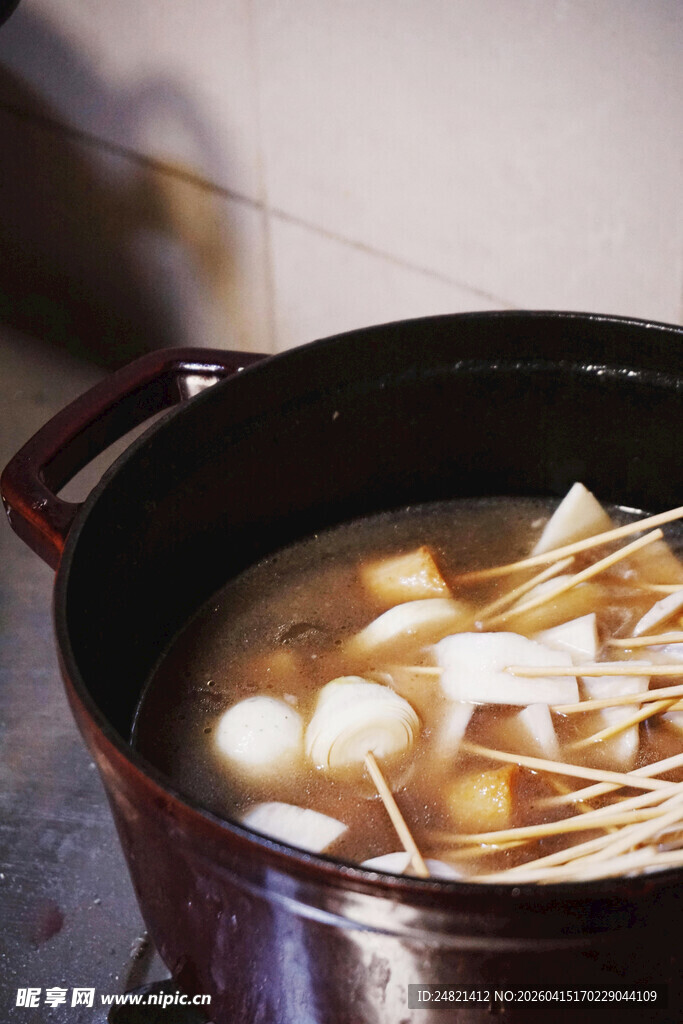 锅中煮着串串丸子