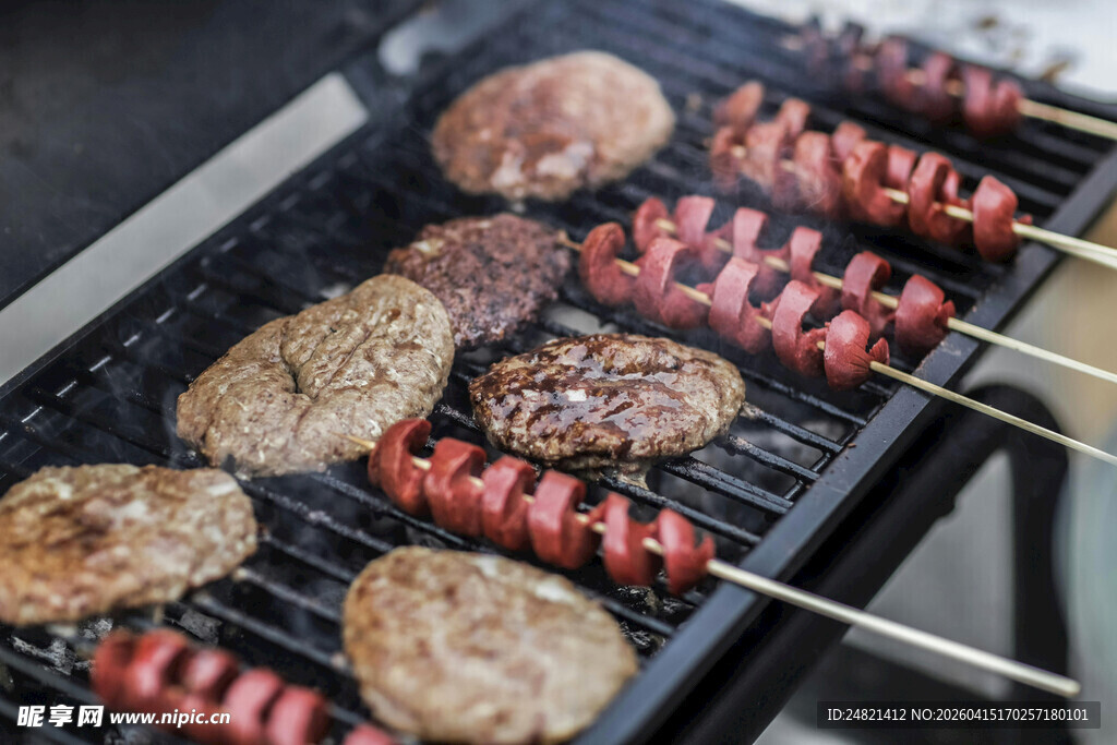 烤架上的美味烤肉串与肉饼