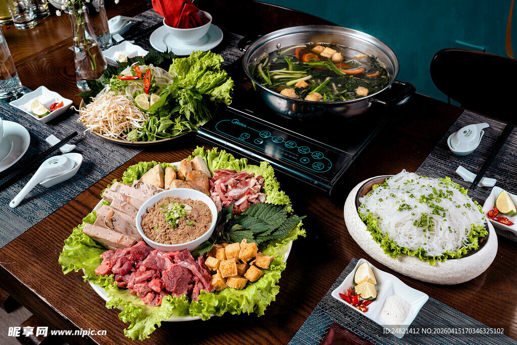 丰盛火锅食材摆满一桌