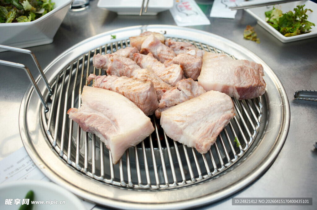 烤盘上的新鲜肉块
