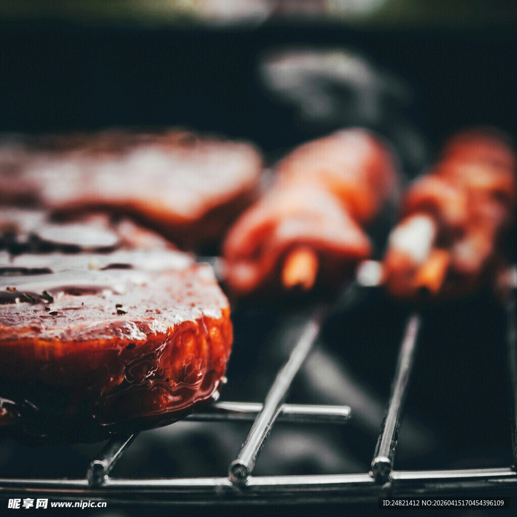 烤肉架上的美味烤肉