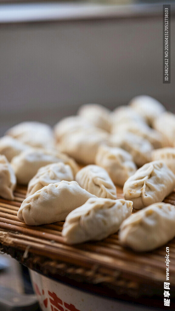 竹制托盘上的美味手工饺子