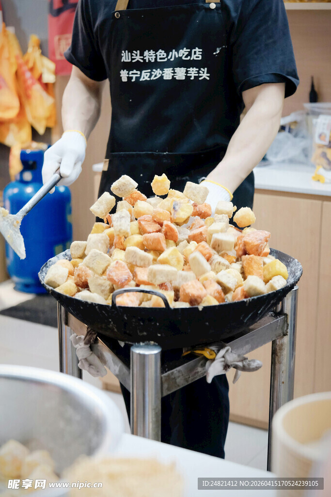 厨师烹制美味海鲜料理
