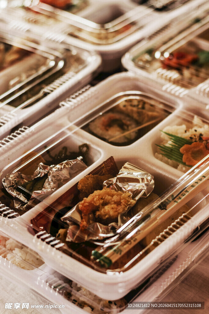 多样盒装美食待享用