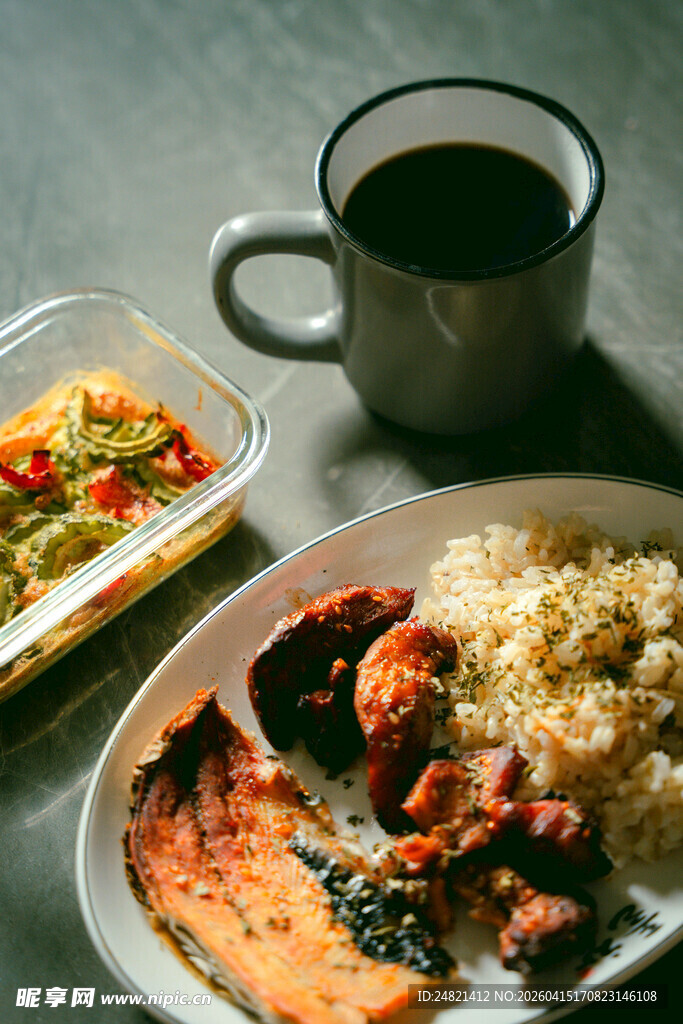 美味餐食搭配黑咖啡