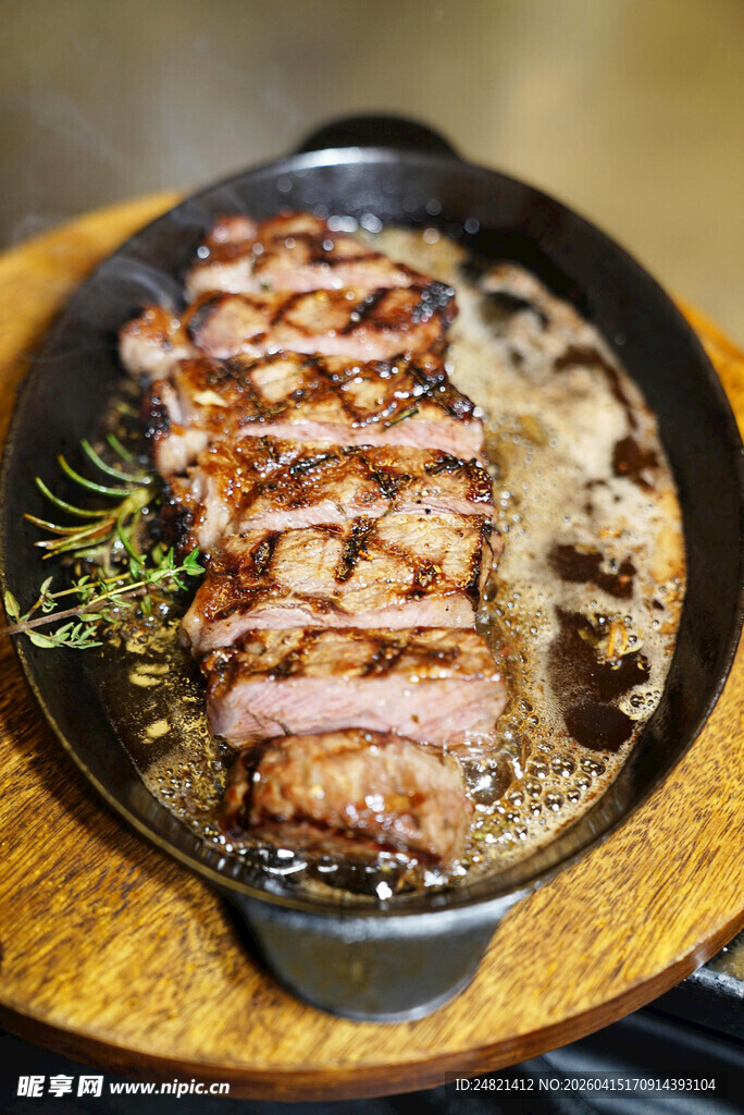 铁板烤猪排配蔬菜