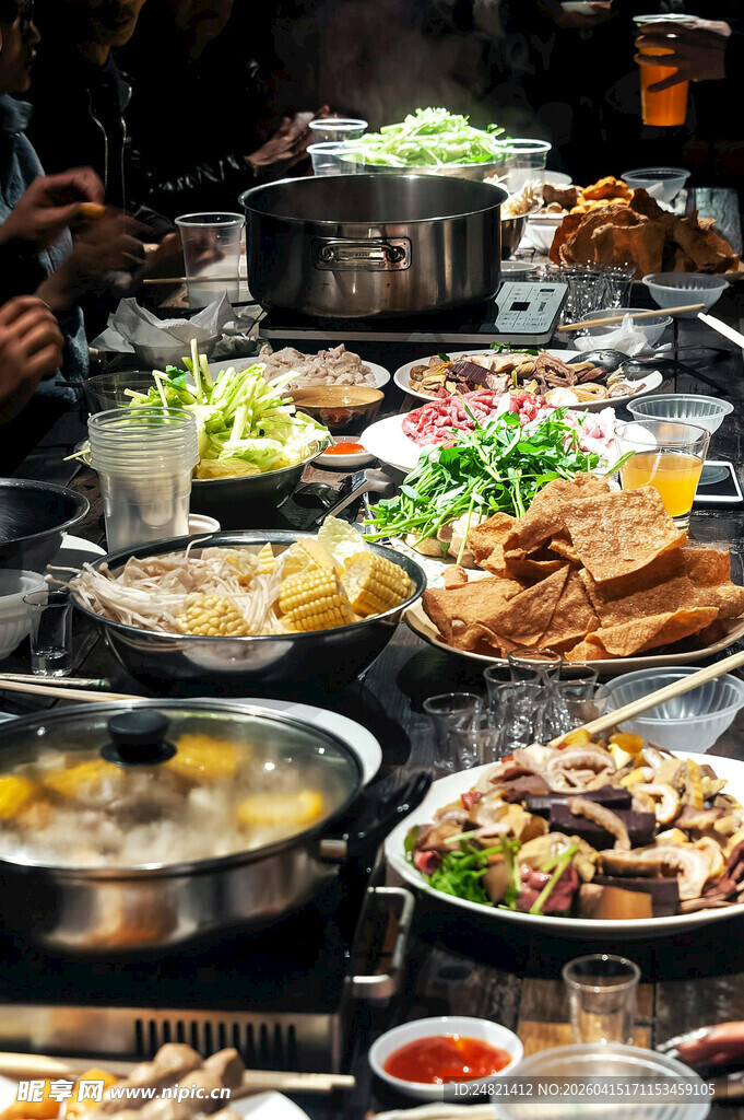 丰盛美食聚会场景