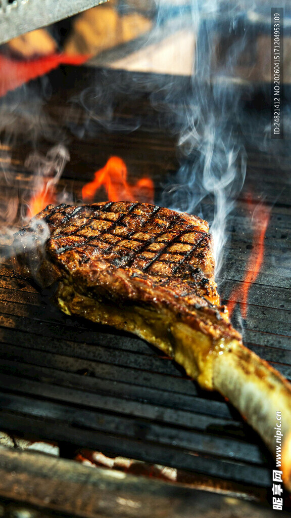 烤架上滋滋冒香的牛排