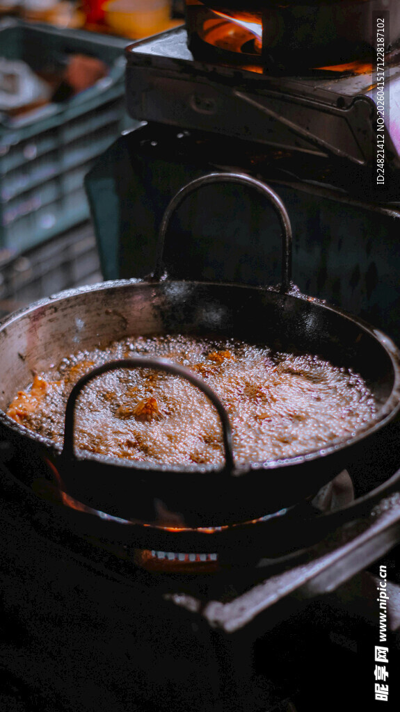 大锅中烹饪的美味佳肴