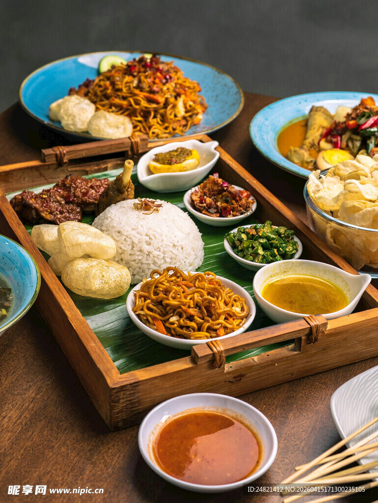 丰盛中式美食拼盘