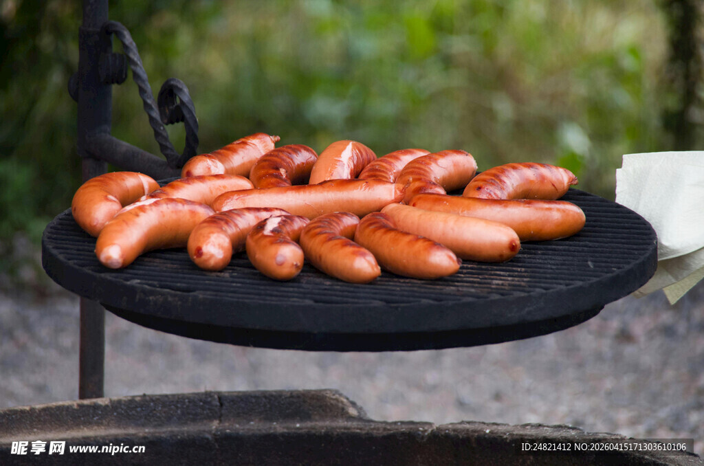 户外烤架上的美味香肠