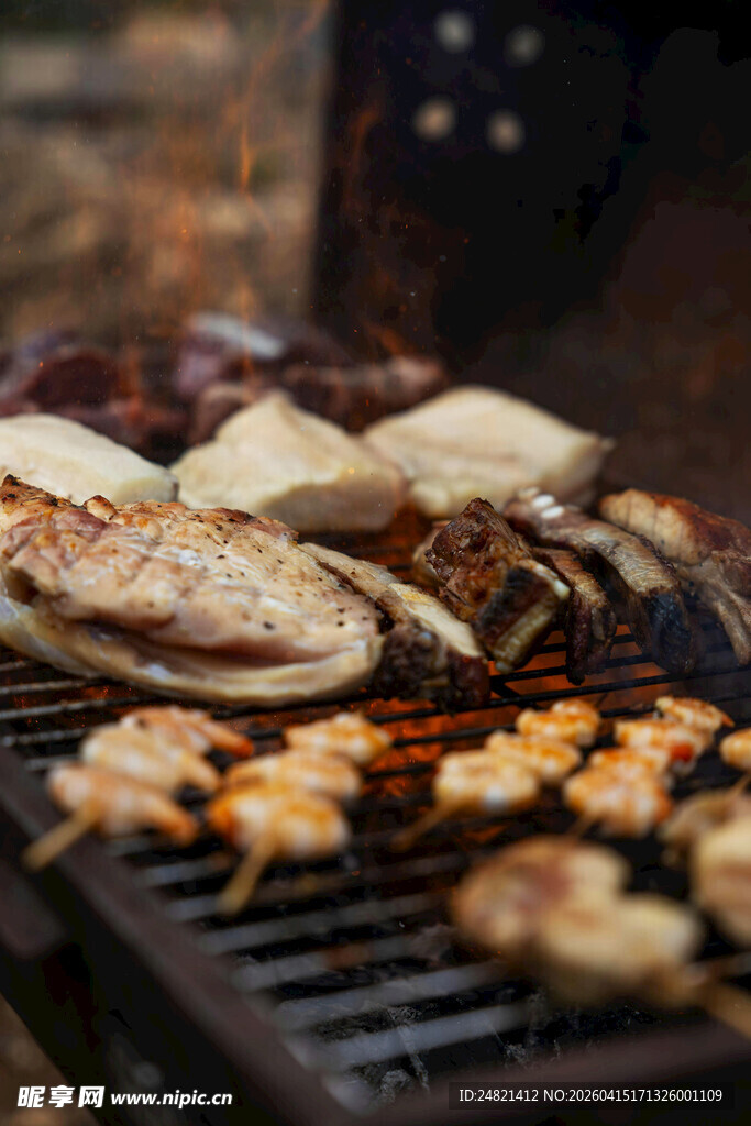 户外烧烤美食诱人瞬间