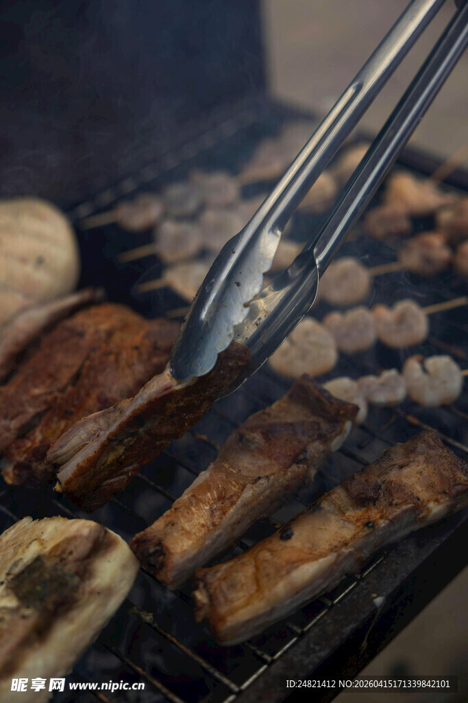 美味烤肉现场烹饪瞬间
