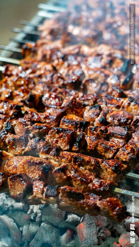 炭火上的美味烤肉
