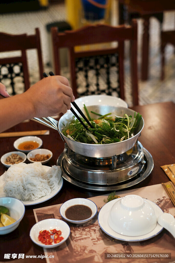 家庭聚餐中的美味火锅