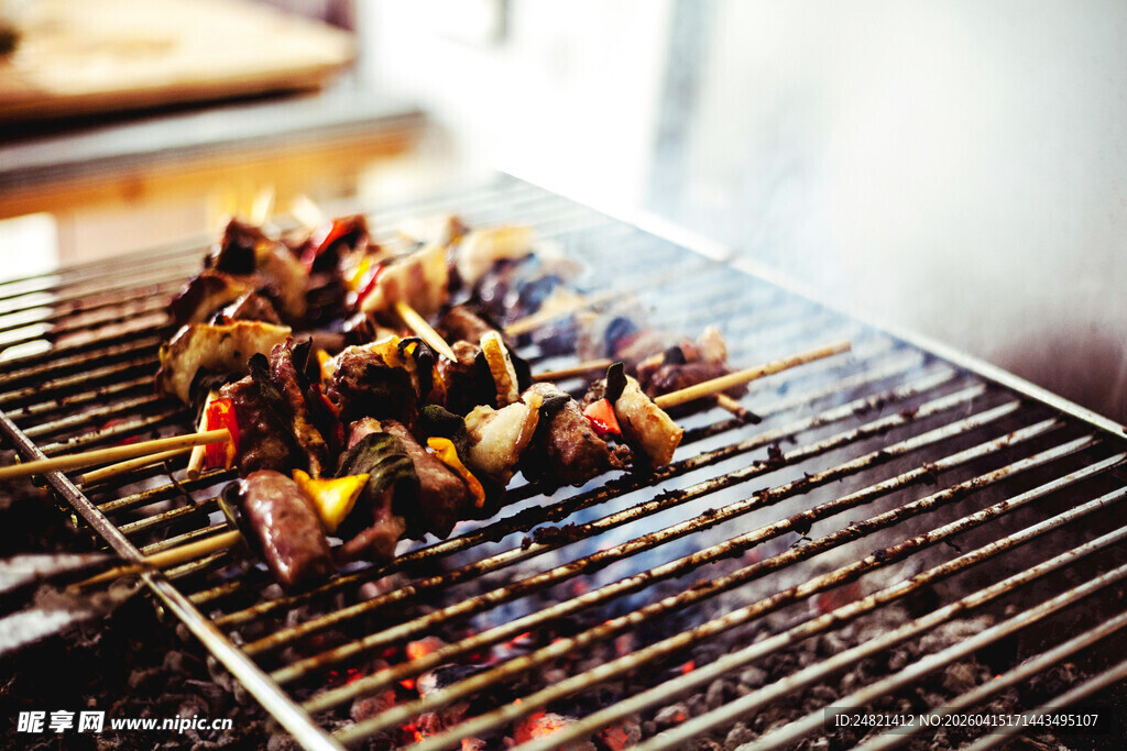 烤架上的美味烤肉串