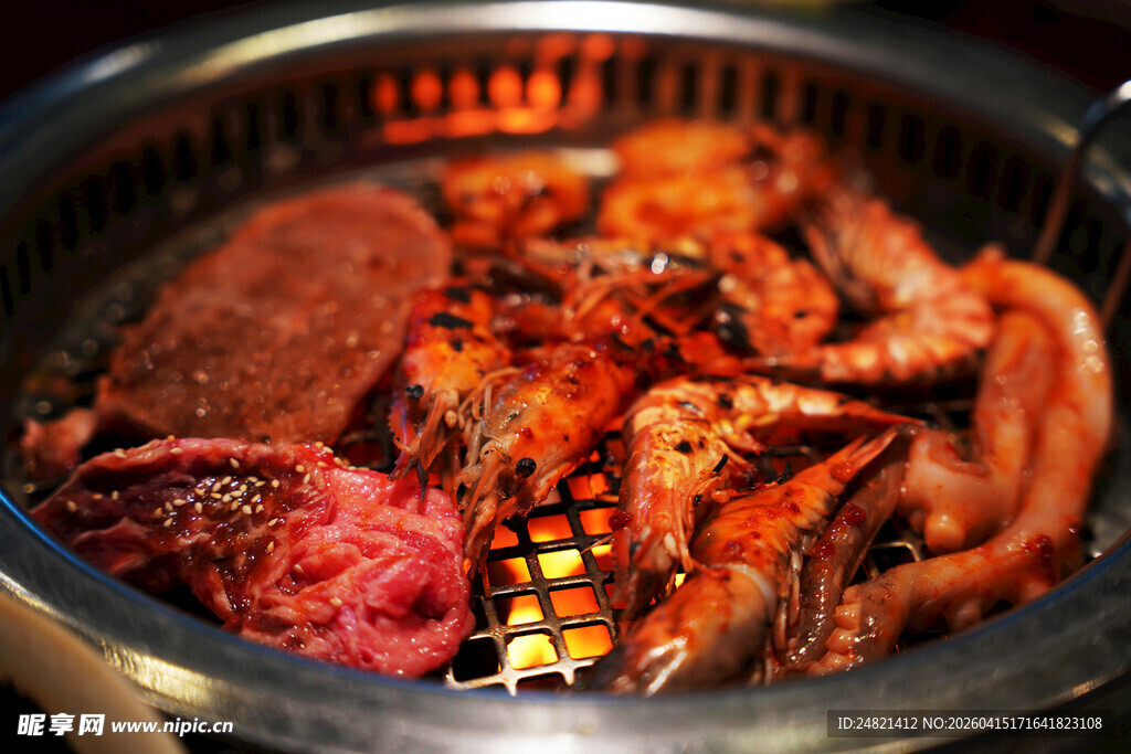 炭火上的美味烤肉盛宴