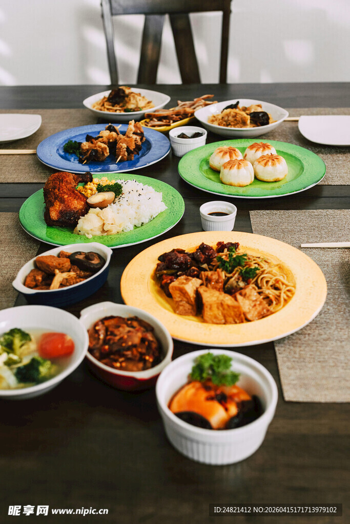 多样美食摆放在木桌上