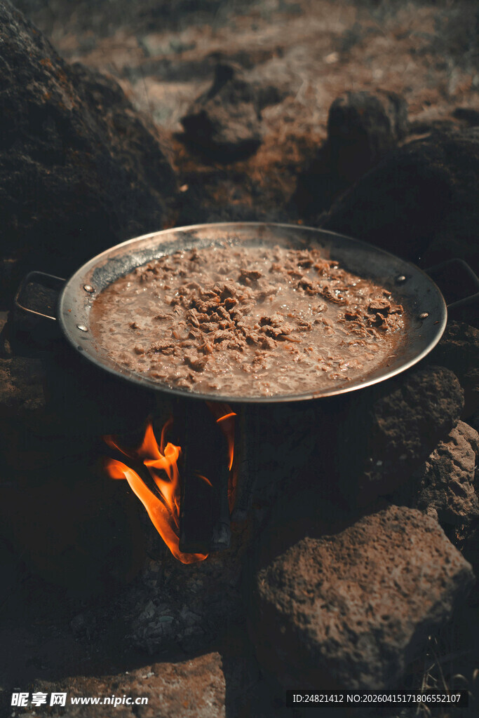 户外篝火上烹饪的食物