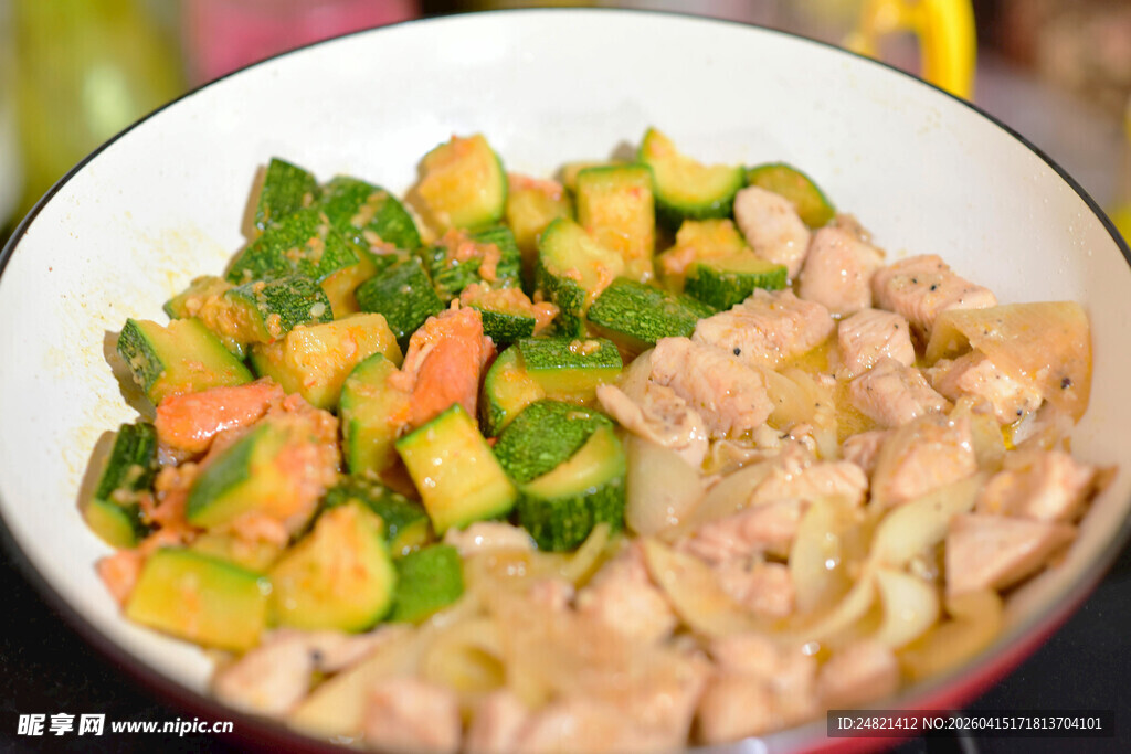 锅中炒制的多彩食材