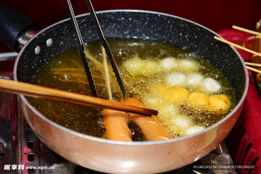 锅中煮着多彩丸子与食材