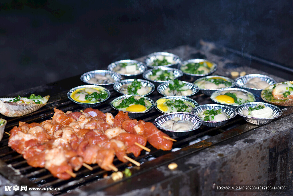 户外烧烤美食诱人场景