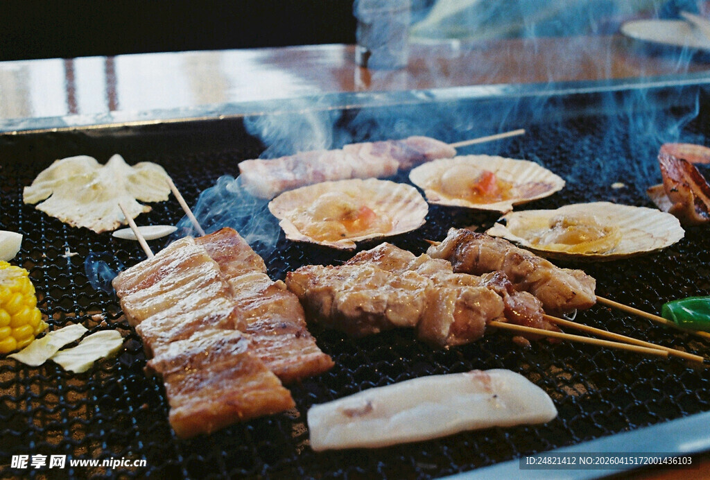 户外烧烤美食诱人场景
