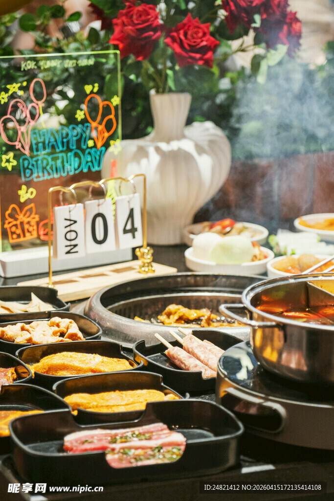 户外丰盛烧烤美食场景