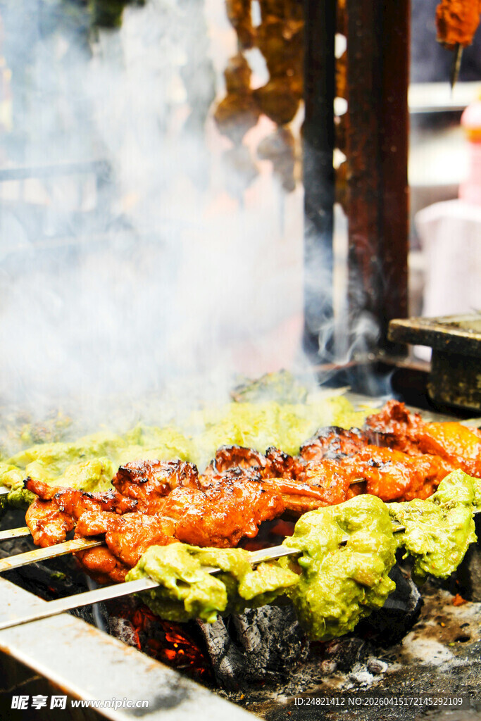 街头美味烧烤诱人场景