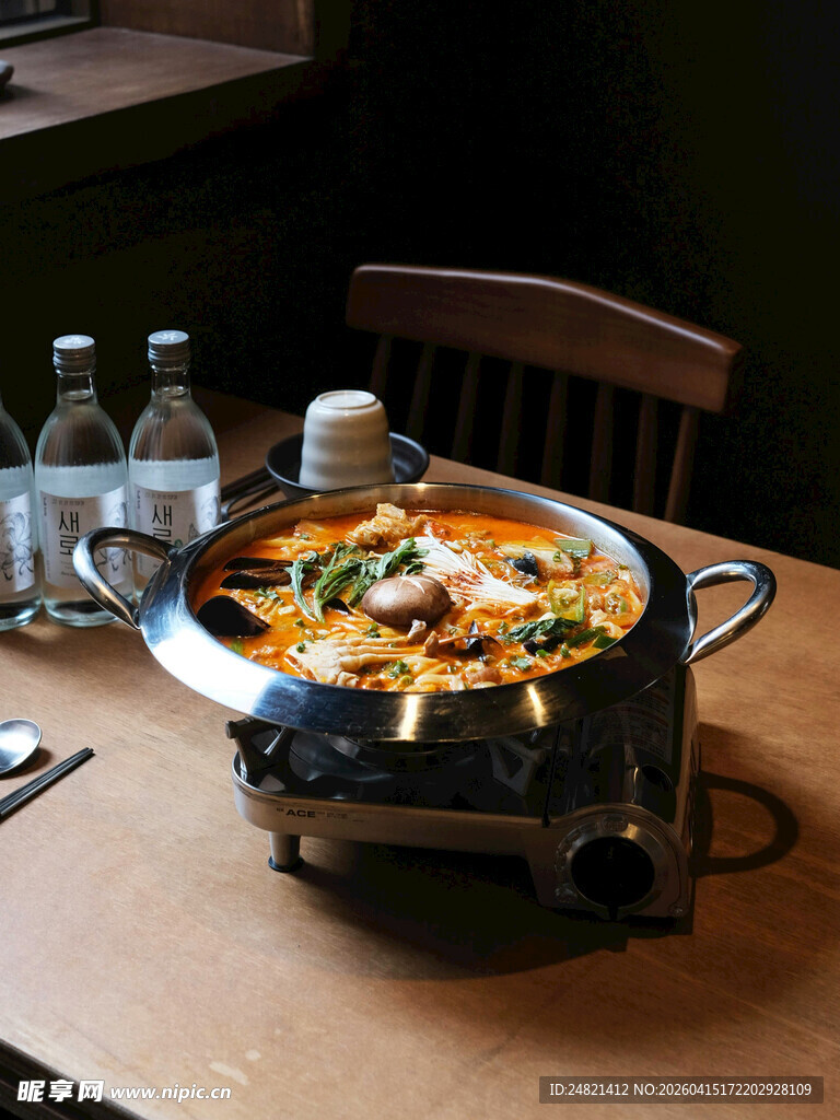 桌上美味火锅热气腾腾