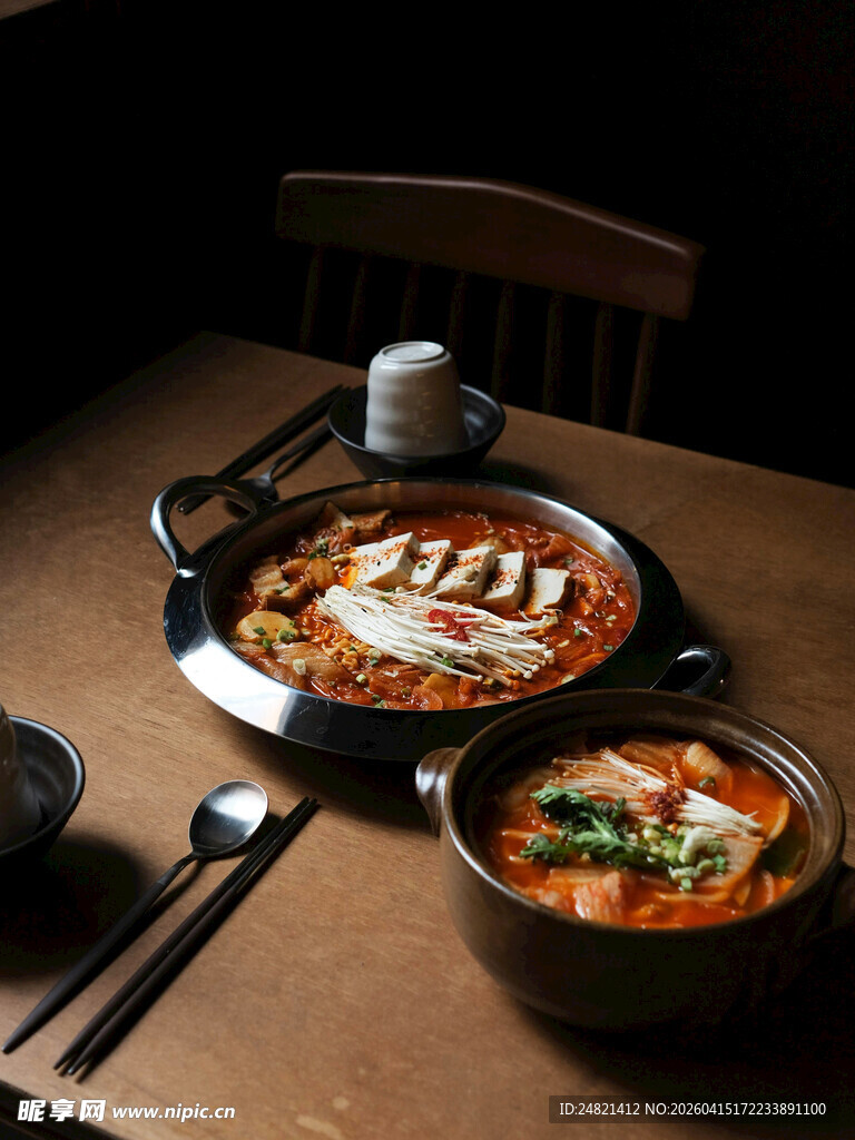 韩式美味餐食摆放在桌前