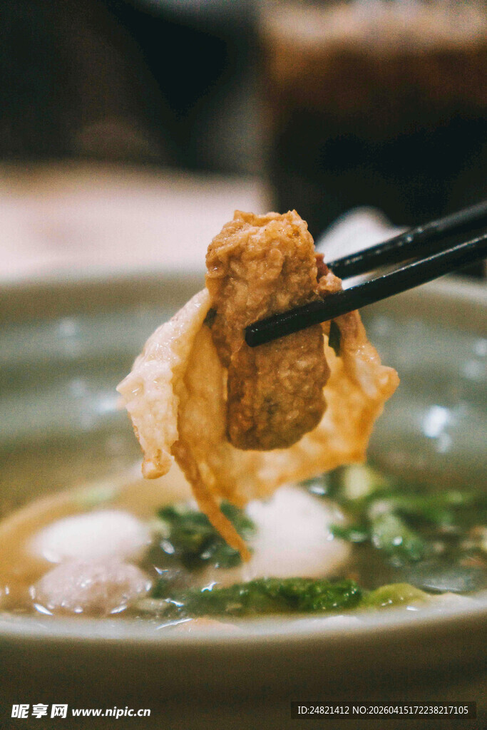 筷子夹起美味馄饨