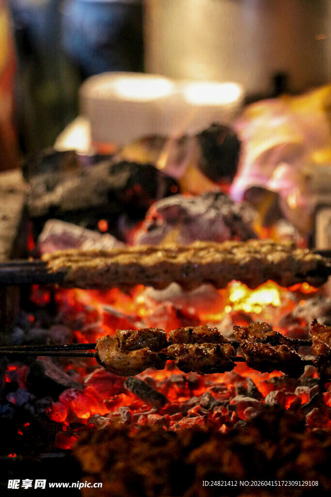 炭火上的美味烤肉