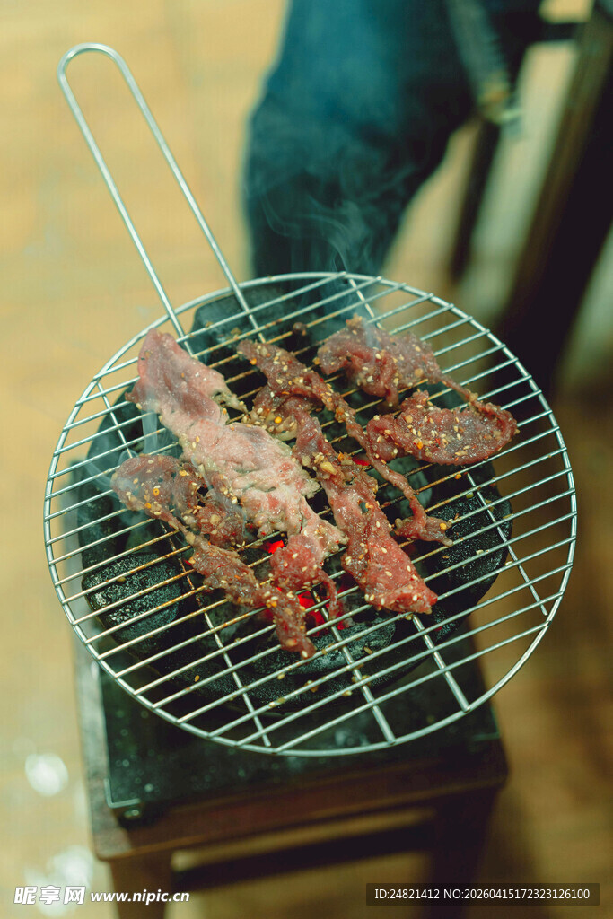 户外烧烤架上的美味烤肉