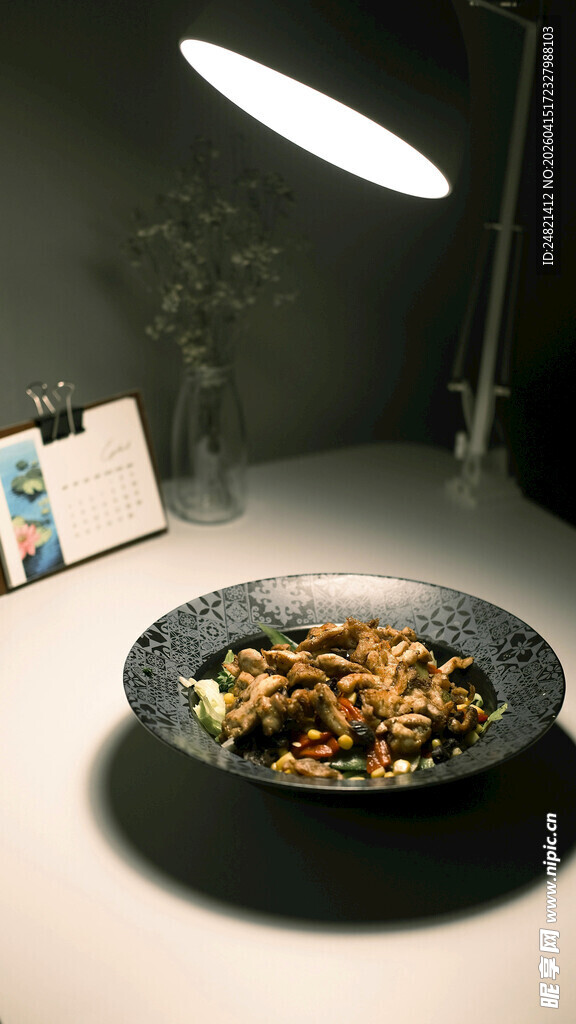 美味炒菜置于精致盘中