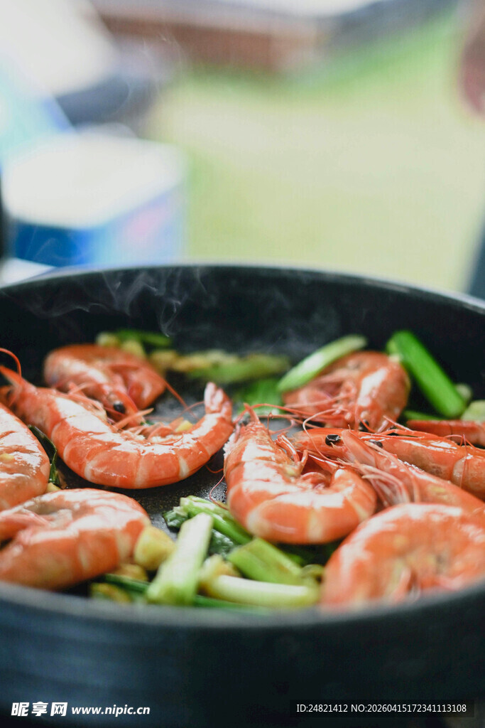 锅中美味鲜虾与蔬菜
