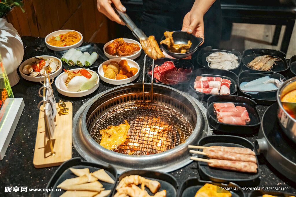 热闹的火锅聚餐场景