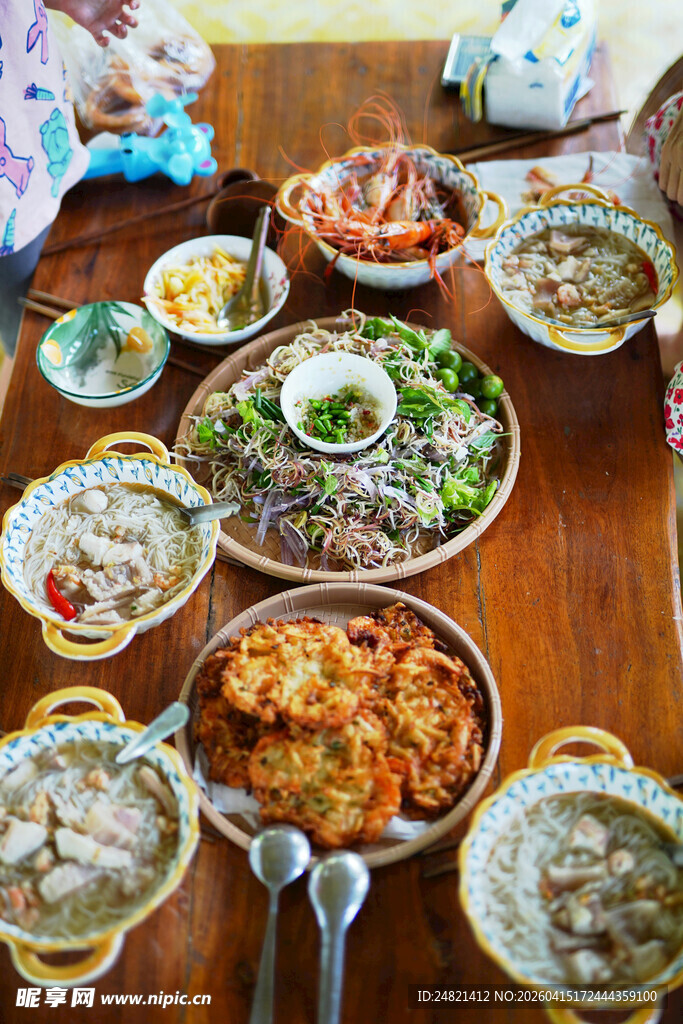 丰盛中式菜肴摆满餐桌