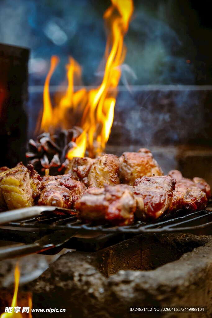 户外炭火烤肉的诱人场景