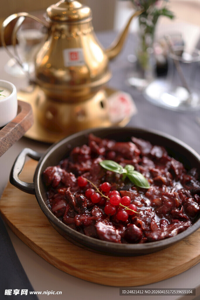 美味红烧牛肉铸铁锅盛放