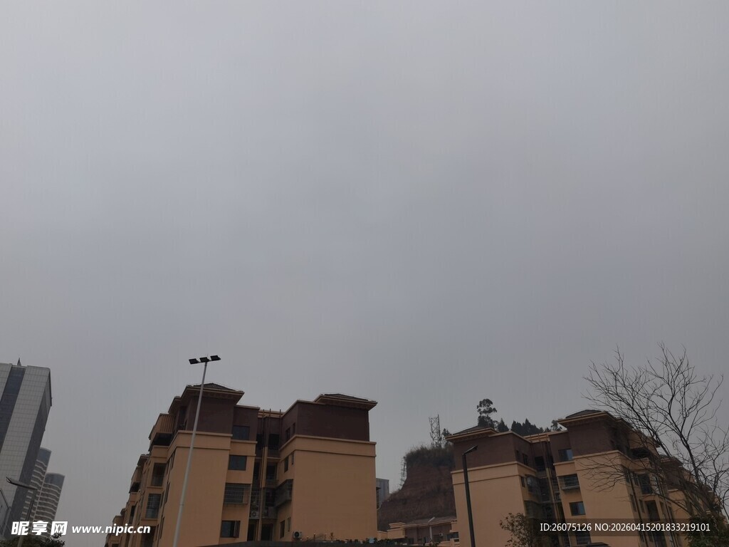 阴天中的多层居民住宅楼