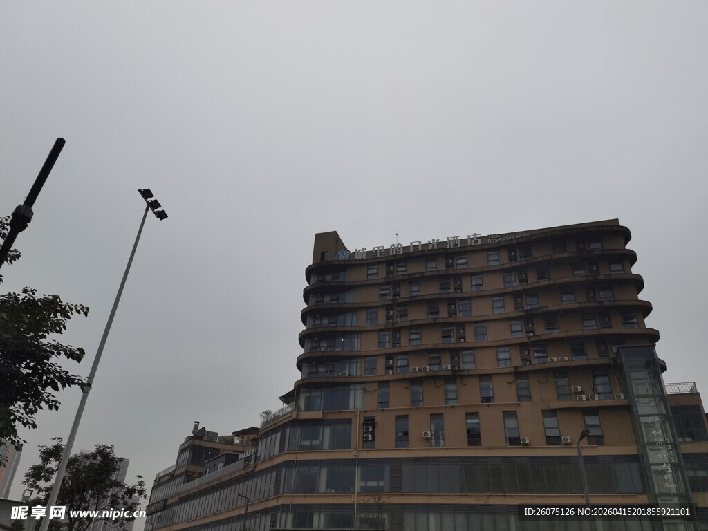 城市中矗立的多层建筑物