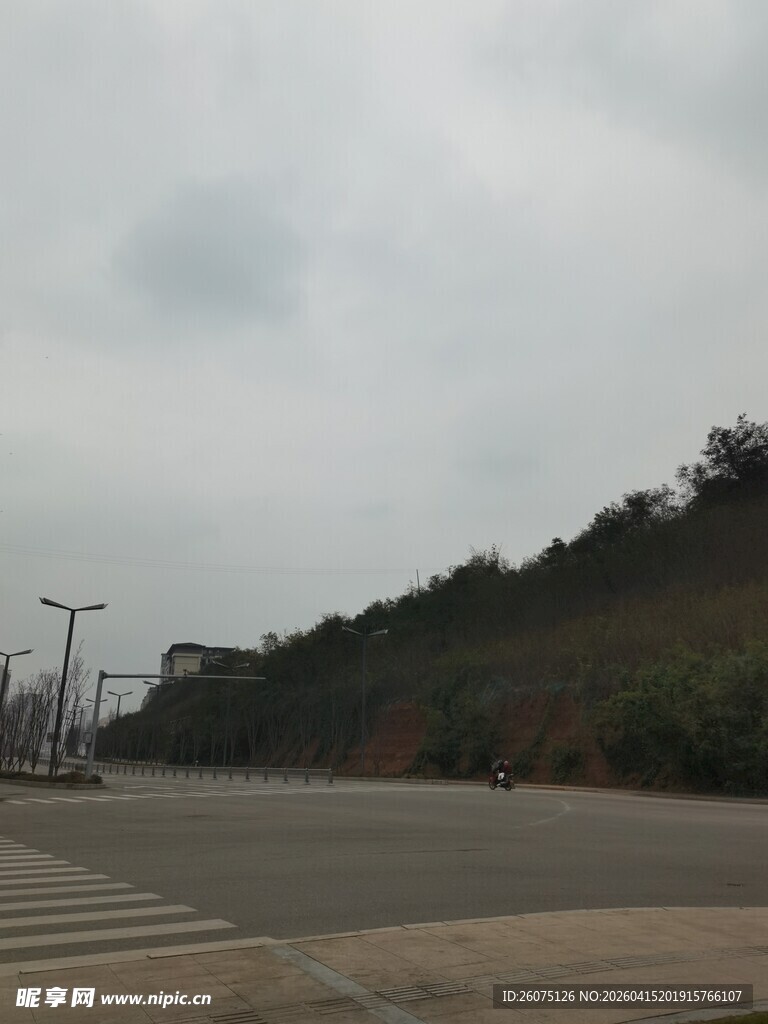 空旷道路旁的山坡景象