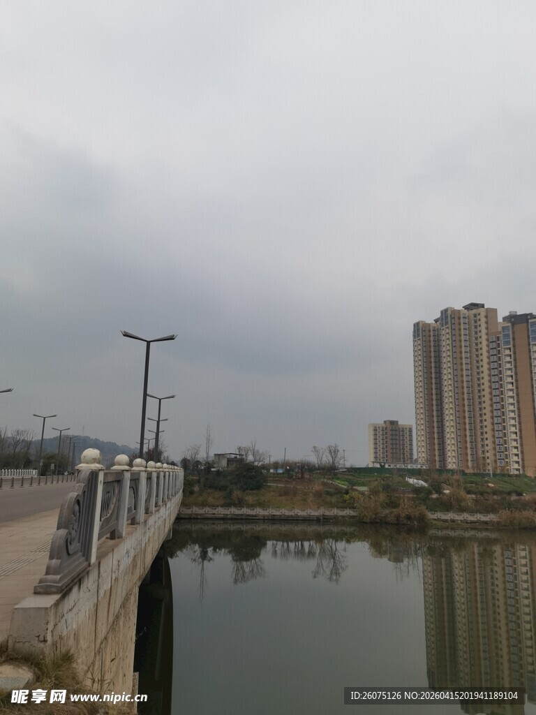 城市河畔桥梁与高楼景观