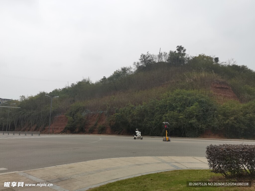 户外开阔地与远处山丘