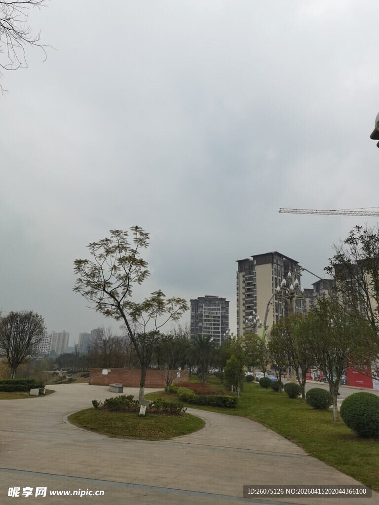 城市公园中的宁静小路