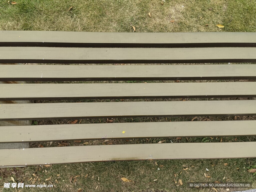 户外木质长椅近景